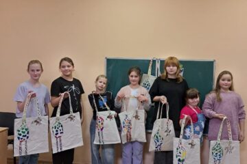 🎨 «Магия цвета» — мастер-класс по росписи шопперов от студии «Лукоморье» 🦒👜