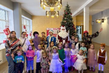 Новогодняя развлекательная программа для всей семьи  «В гостях у Деда Мороза и Снегурочки» 