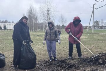 Сегодня коллектив Дворца культуры посёлка Литвинки дружно вышел на субботник