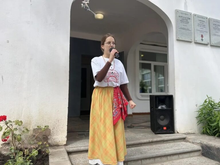  Образцовый фольклорный ансамбль «Родничок» им. М.В. Кувшиновой провёл семейную фольклорную программу «Троицу встречаем», посвящённую светлому празднику Святой Троицы.