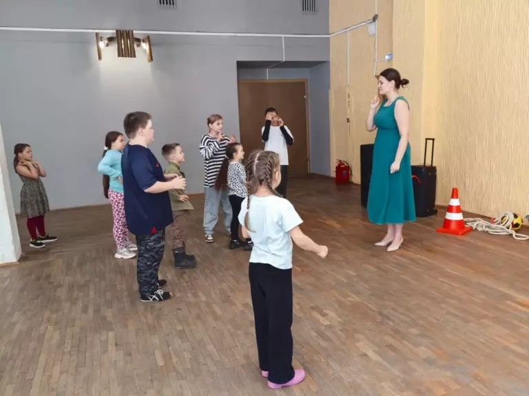 Сегодня в МБУ «Дворец Культуры посёлка Литвинки» прошла увлекательная познавательно-игровая программа для детей школьного оздоровительного лагеря МБОУ СШ №47 «Здоровье — молодость — успех».