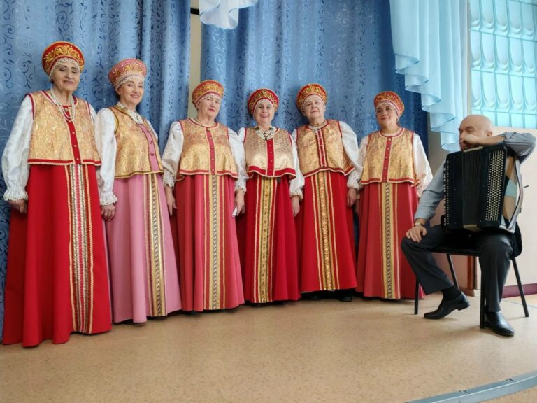 Сегодня ансамбль русской песни «Вечерки» подарил частичку своего тепла жителям Тверского геронтологического центра.